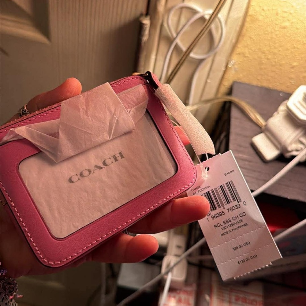 Coach Essential Chain
Card Case Brass/Fuschia† Pink Card Holder with Gold Logo - Picture 3 of 3